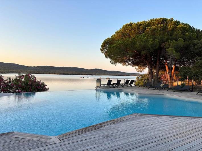 Appartement de vacances pour 4 personnes, avec piscine ainsi que jardin et vue, animaux acceptés