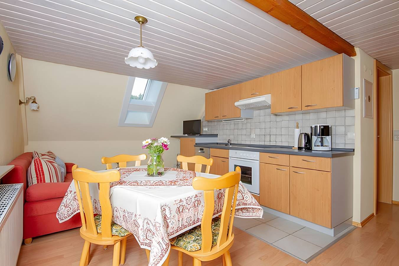 Ganze Wohnung, Gästehaus Josenmühle - Ferienwohnung Kamille,Tal und Bergblick, Balkon, Mitten im Grünen in Titisee-Neustadt, Südschwarzwald
