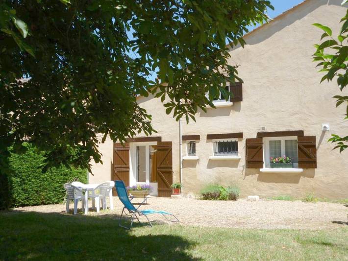 Location de vacances pour 4 personnes, avec piscine ainsi que vue et jardin à Le Pizou - 2
