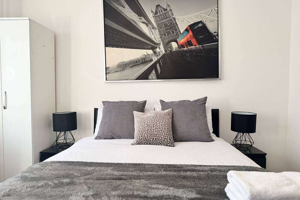 Ensuite Deluxe Room with Shower in London, South East England