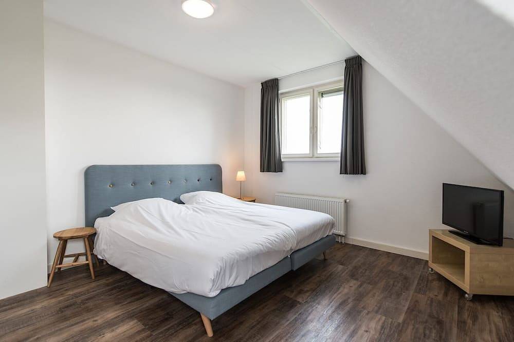 Moderne villa met jacuzzi. Dorp Hollum, bos en strand op loopafstand. in Hollum, Nederlandse waddeneilanden