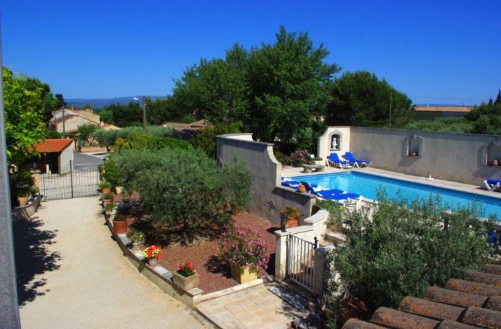 Gîte pour 3 personnes, avec terrasse ainsi que piscine et jardin