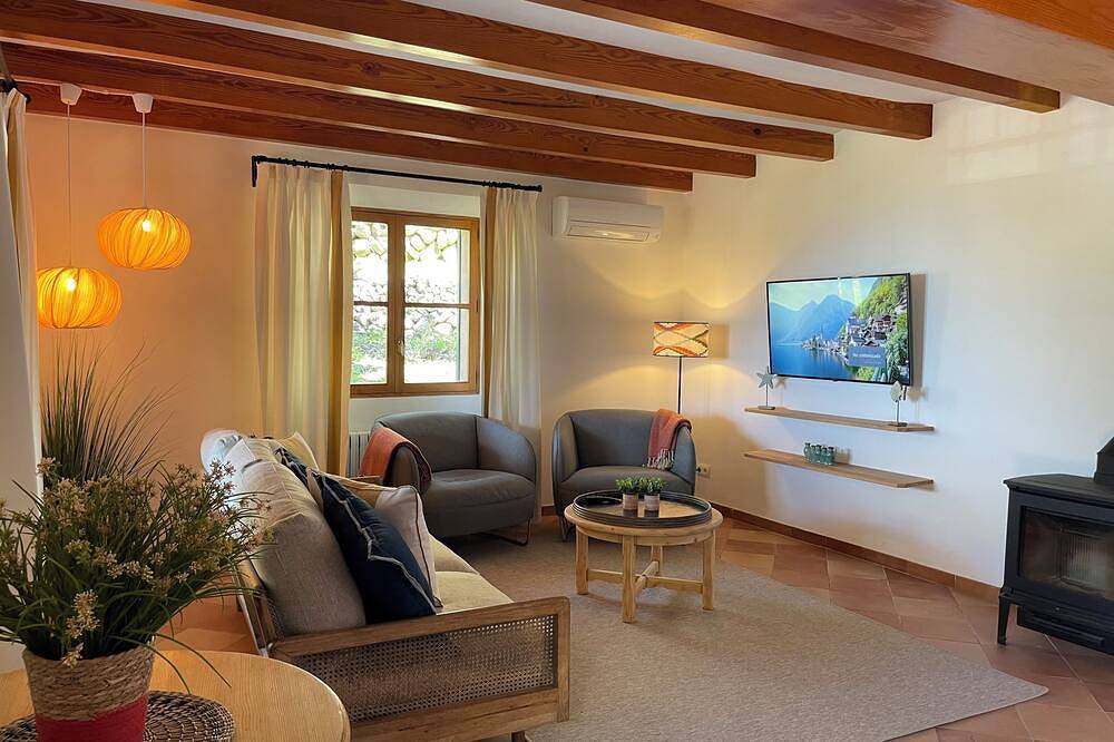 Stunning 4 bedroom villa in Deia, with heated salt pool large garden & sea view in es Clot, Deyá