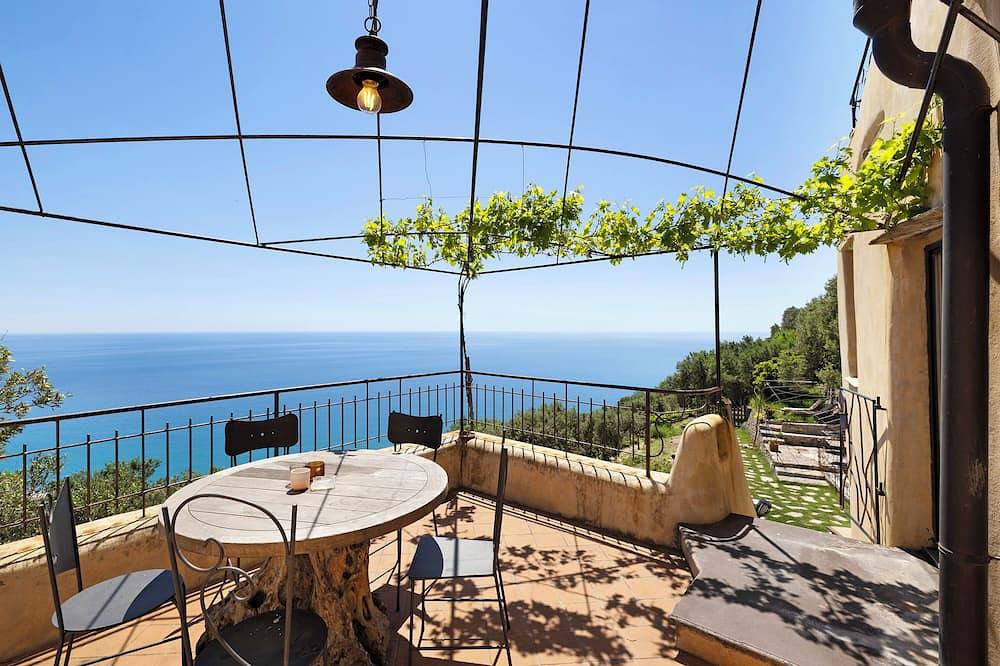 Entire apartment, Apartment 'Mandarino' with Sea View, Wi-Fi and Air Conditioning in Varigotti, Finale Ligure Municipality