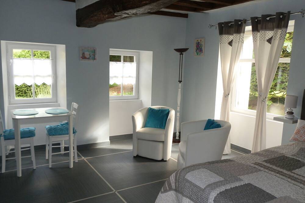 Chambre Hotes Piscine Privative Chauffée Et Jacuzzi Pres Saumur Et Doue En Anjou in Doué-la-Fontaine, Vallée de la Loire