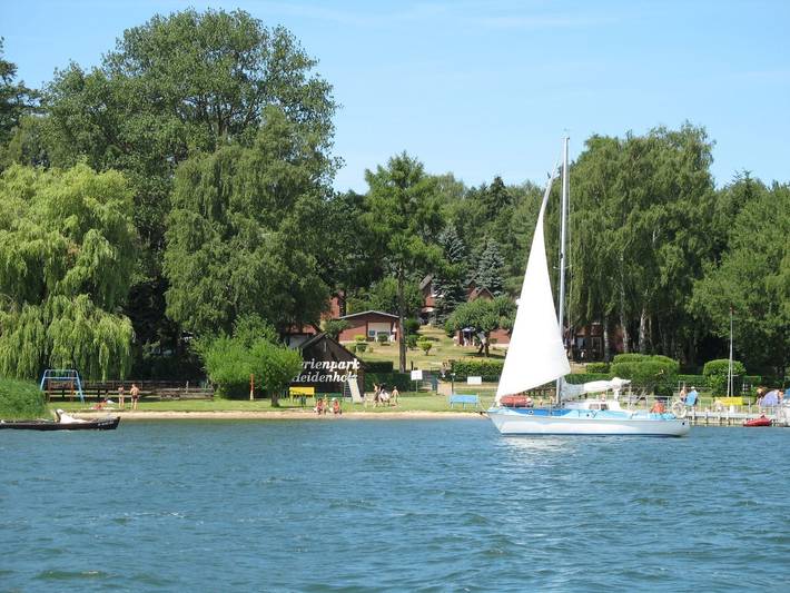 Ferienpark für 3 Personen, mit Whirlpool und Terrasse sowie Garten und Pool am Plauer See