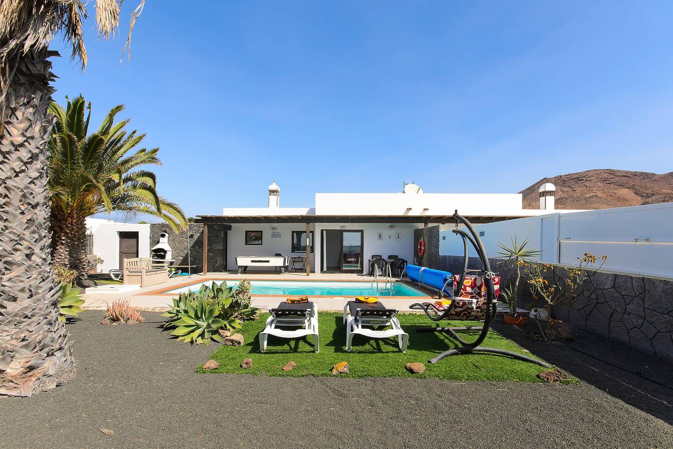 Belle villa "Mariola" près de la plage avec piscine chauffée, terrasse, jardin et Wi-Fi in Montaña Roja, Yaiza