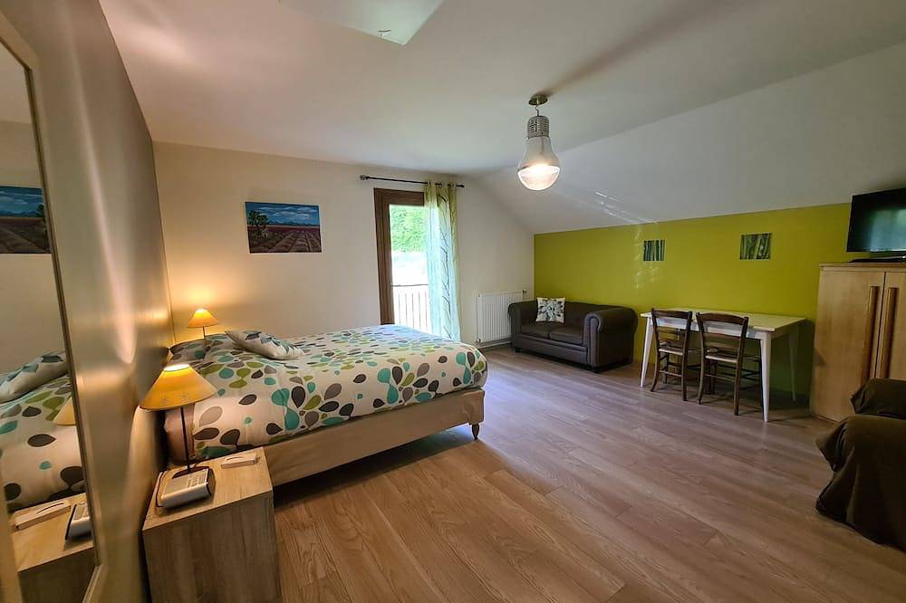 4-star gîte, 10 people, with Spa, 2 minutes from the lake. Lake view. in Aiguebelette-le-Lac, Chambéry region