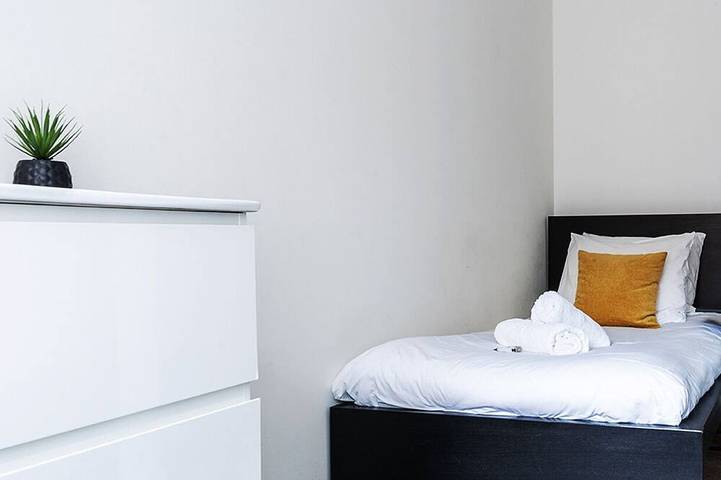 Ganze Wohnung, Perfekt für Alleinreisende, die eine preiswerte Unterkunft im Zentrum von Tilburg suchen. Dieses gemütliche private Zimmer in der Nähe des Hauptbahnhofs verfügt über einen Fernseher und einen Arbeitsbereich. in Tilburg, Nordbrabant