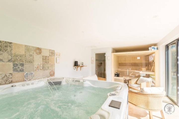 Villa pour 6 personnes, avec Jacuzzi et Terrasse ainsi que Jardin et Sauna
