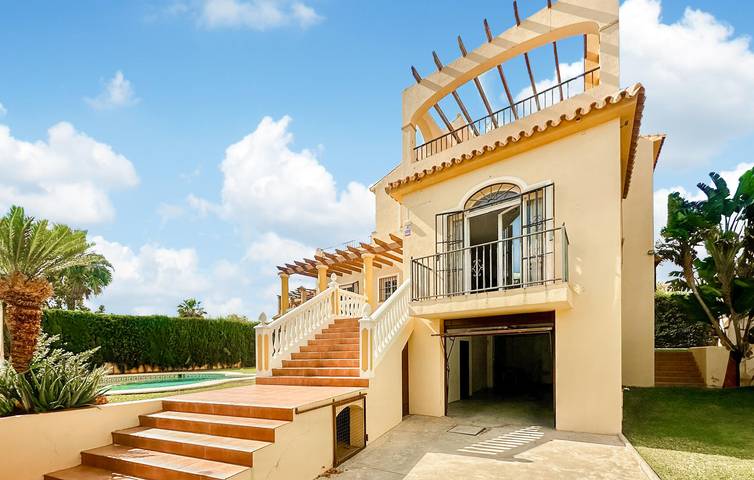 Apartamento con vistas al mar, piscina y cocina, a 700 m de la playa in La Cala del Moral, Rincón de la Victoria