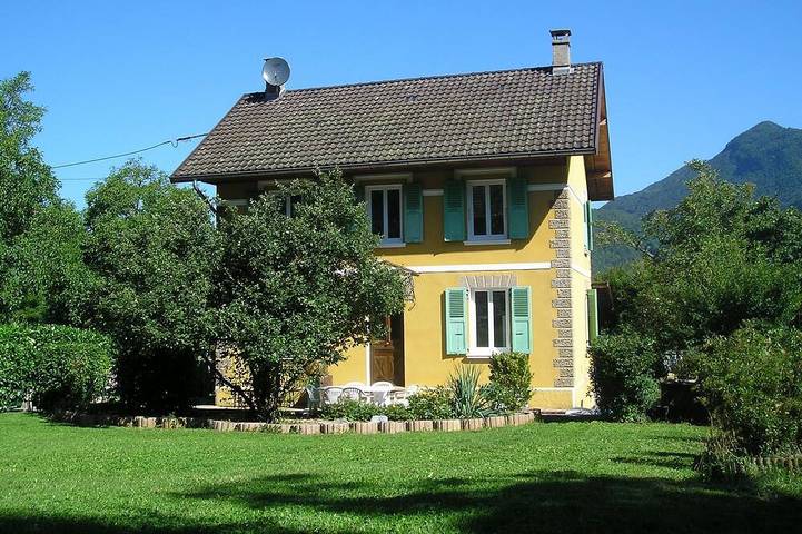 Location de vacances pour 8 personnes, avec jardin et terrasse à Giez