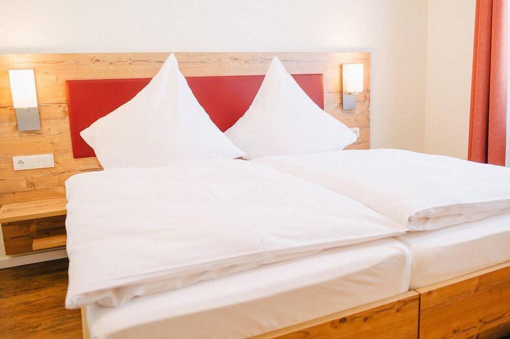 Standard Doppelzimmer - Gasthaus Stroh in Buchholz (Westerwald), Rheinland-Pfalz