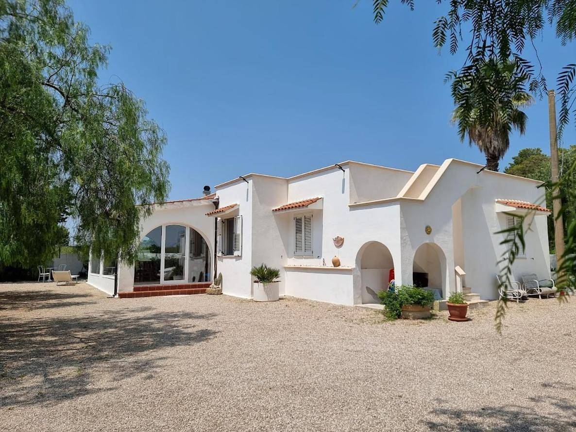 Villa Mareluna with pool in Lido Marini, Golfo di Taranto