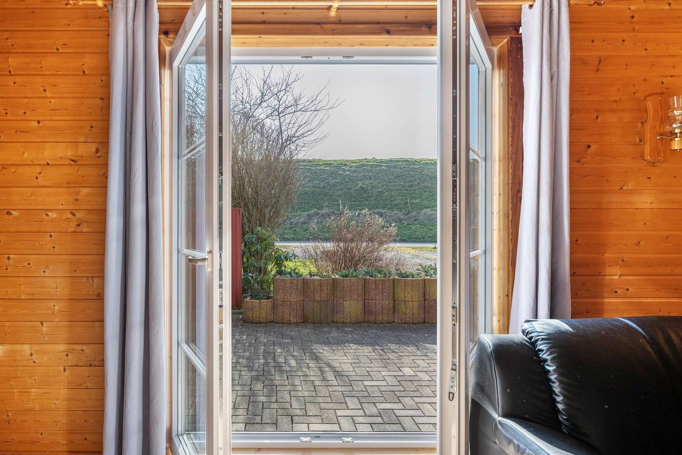 Ganze Wohnung, 'Blockhaus An Der Nordsee' mit privater Terrasse, Garten und Wi-Fi in Tönning, Halbinsel Eiderstedt