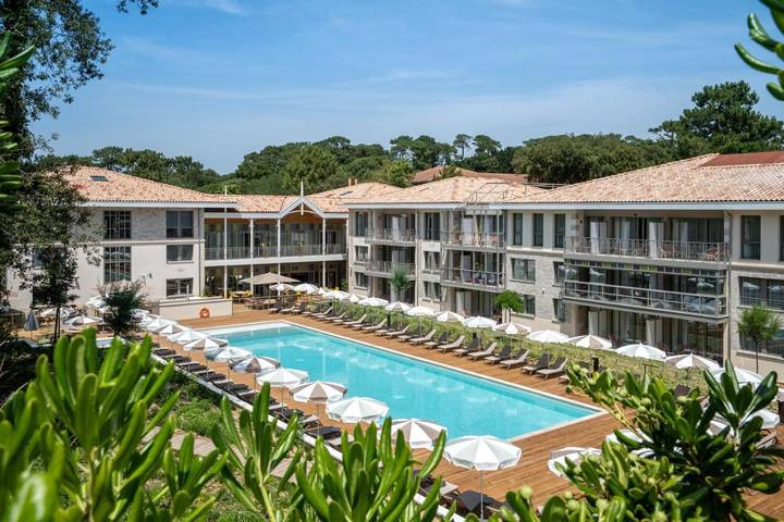 Appart’hôtel pour 2 personnes, avec Balcon et Terrasse ainsi que Jardin et Piscine