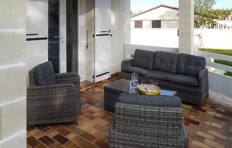 Apartamento de vacaciones de 119 pies cuadrados con parking, piscina y wifi in Pierrelatte, Región de Nyons