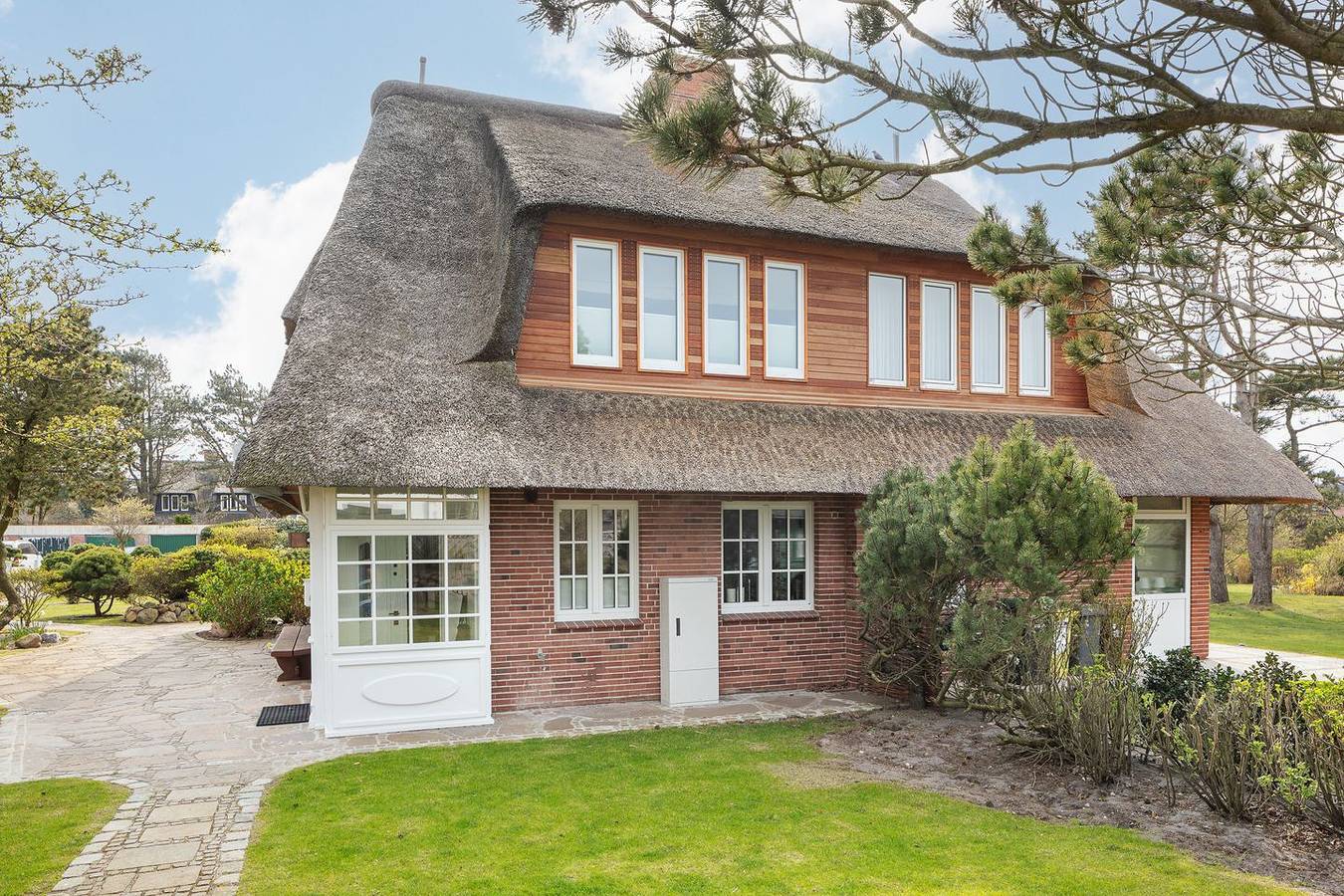 Wenn Tradition auf Moderne trifft entsteht ein Schmuckstück wie das Seehüs in Wenningstedt, Sylt