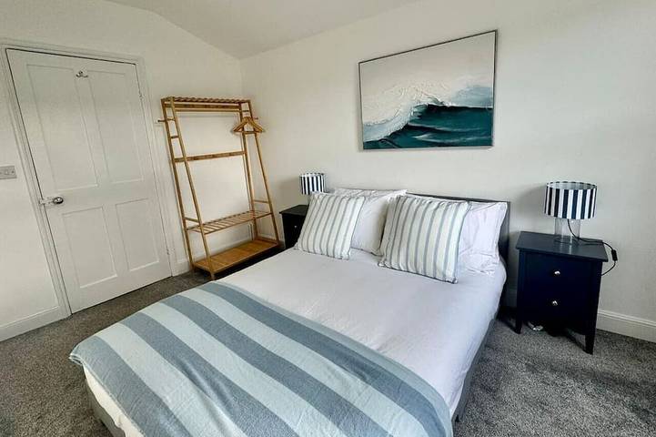 Stylish 2-Bed Home with Garden in Exeter, Devon