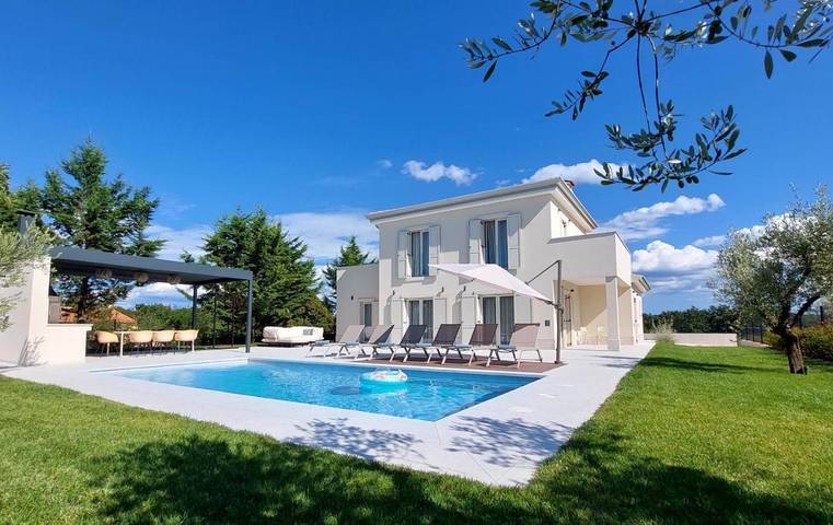 Ferienhaus für 8 Personen, mit Pool und Ausblick sowie Garten, mit Haustier