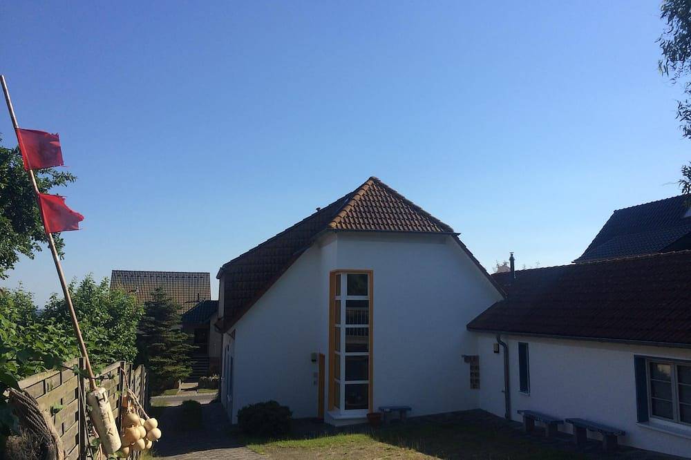 Uns Gartenhus - Ferienhaus in Hanglage - mit Blick auf das Wasser in Klein Zicker, Mönchgut