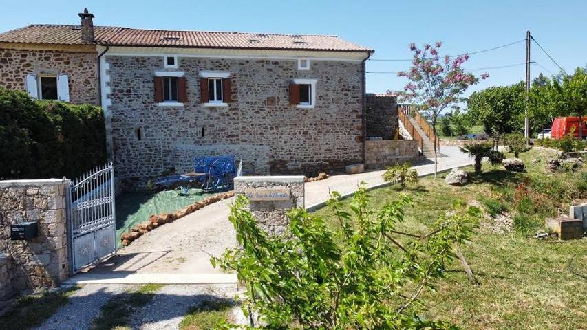 Location de vacances pour 10 personnes, avec vue ainsi que jardin et piscine à Vinezac - 2