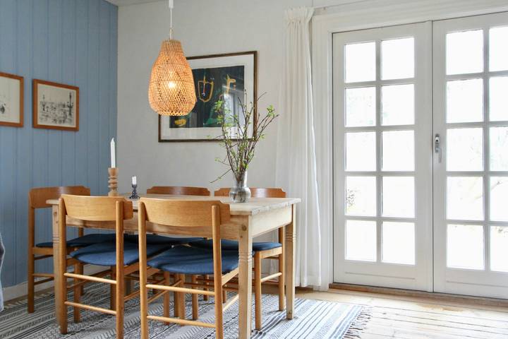 Traditionellt svenskt hus i skogens djup in Kronobergs
