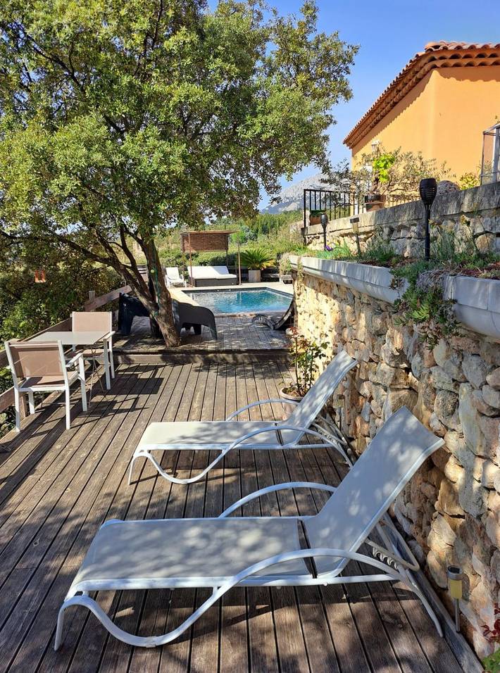 Chambre d’hôte pour 4 personnes, avec jacuzzi et jardin ainsi que piscine et terrasse dans les Bouches-du-Rhône - 3