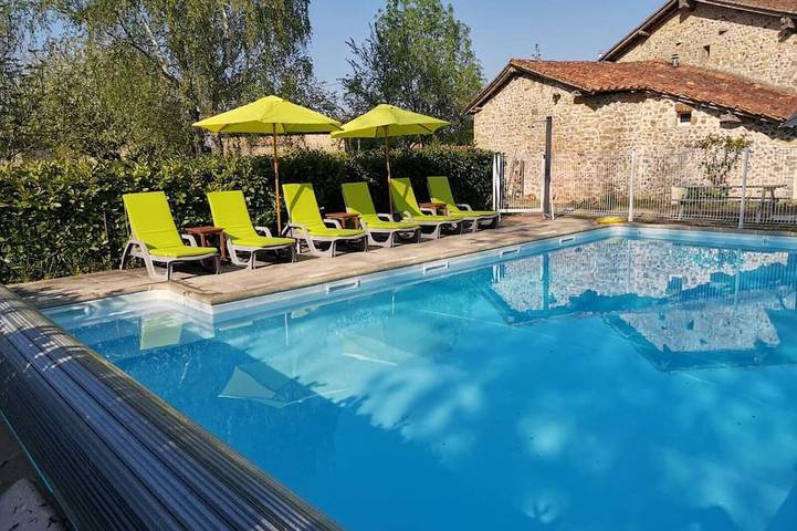 Gîte pour 2 personnes, avec piscine et jardin, animaux acceptés à Suaux