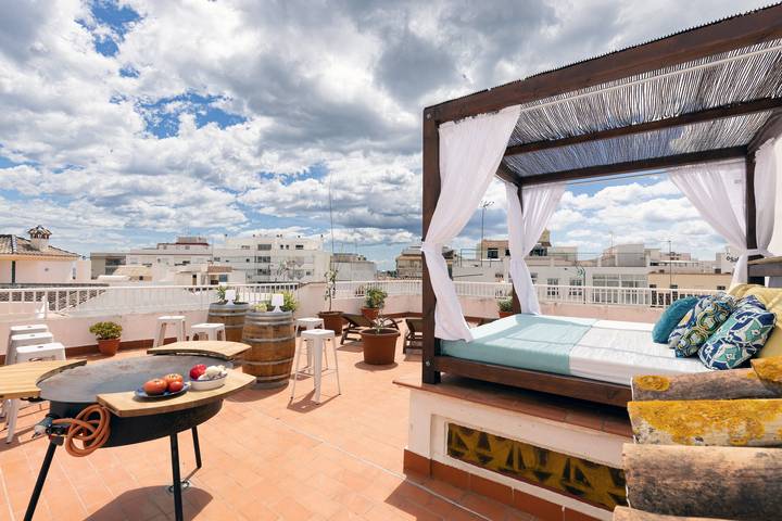 Vacation Home 'La Casa de Manuel' Close to the Beach with terrace in Estepona Old Town, Estepona