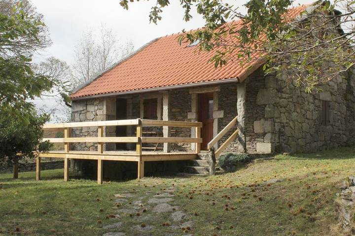 Maison de campagne pour 7 personnes, avec jardin et vue, animaux acceptés dans Riba de Mouro