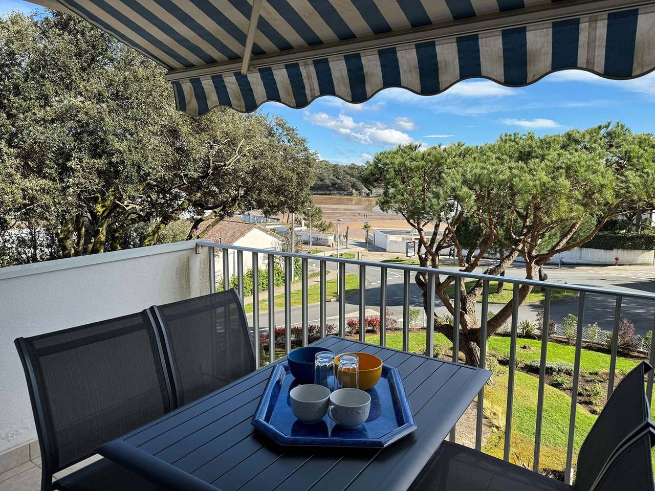 Apartamento entero, Estudio moderno 2* con balcón, centro St Palais, aparcamiento seguro in Saint-Palais-sur-Mer, Côte de Beauté