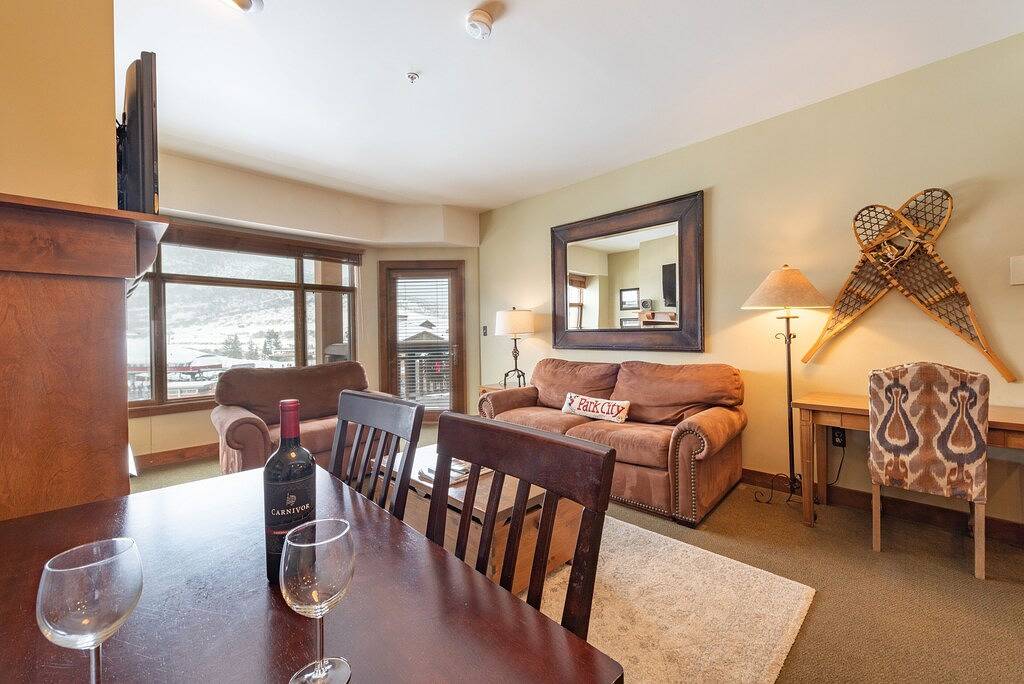 Ganze Wohnung, Sundial condo in the heart of canyons village, private patio, outdoor pool, walk to hiking & biking in Uinta Wasatch Cache National Forest