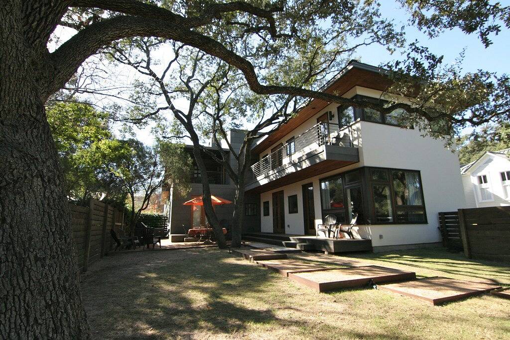 Stunning dog-friendly house w/private gas grill & deck -steps to South Congress in Austin, Travis County