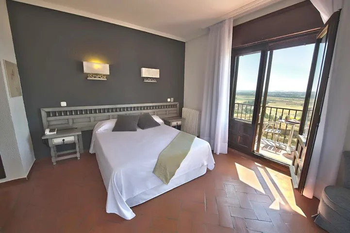 Hotel para 10 personas, con jardín además de terraza y piscina - 1