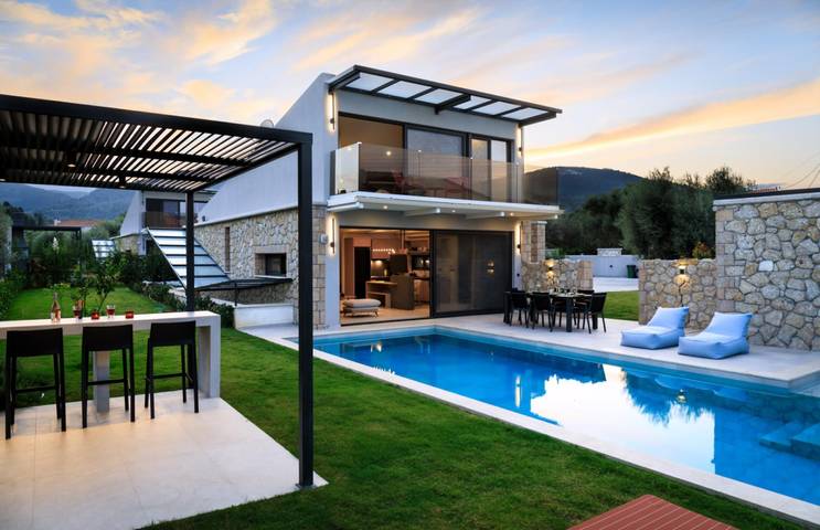 Villa pour 8 personnes, avec piscine et jardin ainsi que balcon et sauna dans Ligia