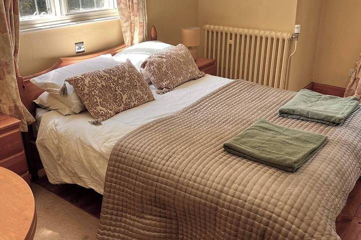 Just a short walk from the Historic Warwick  Castle with Pool and Hot Tub in Warwick, Warwickshire