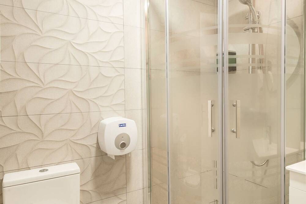 Cozy Street View Double Room with Bathroom | R133S in Centro (Madrid), Madrid
