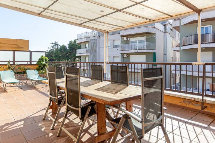Geheel appartement, Penthouse La Riera met tuin, airco en wifi in Central Lloret de Mar, Lloret de Mar