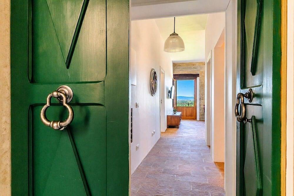 Appartamento intero, Panoramic Views in the Heart of Tuscany, Historic Borgo Apartment with balcony. in Sinalunga, Siena e dintorni