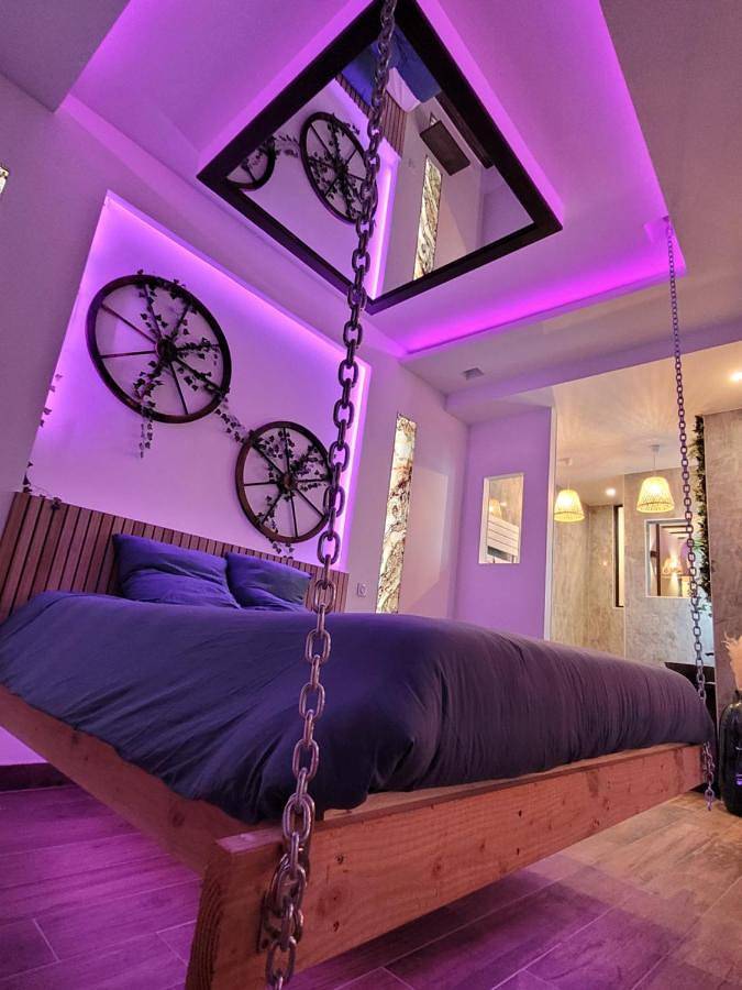 Grenoble La Suite 2 spa jaccuzzi et sauna privatif in Grenoble, Isère