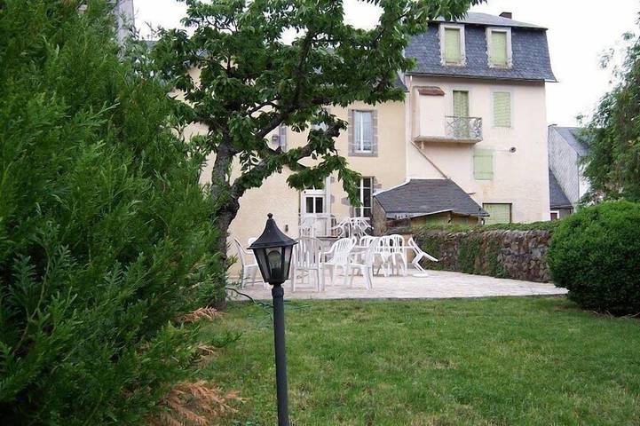Gîte pour 6 personnes, avec balcon et jardin, animaux acceptés à Murol