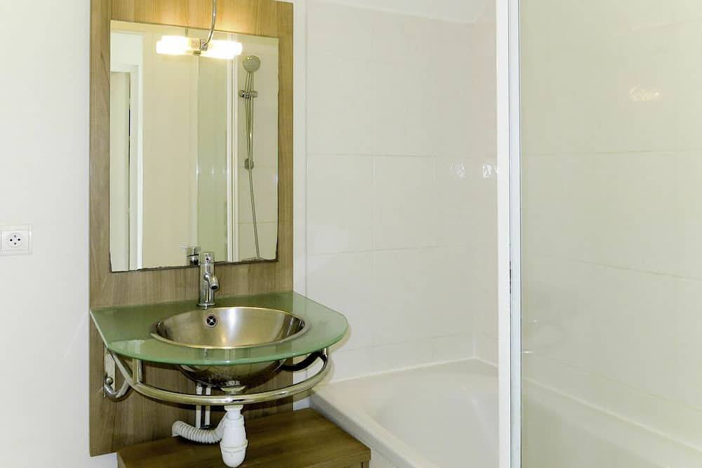 Hermoso apartamento en villa para 4 personas con Wifi, piscina, Tv, terraza y mascotas permitida in Azay-le-Rideau, Valle del Loira