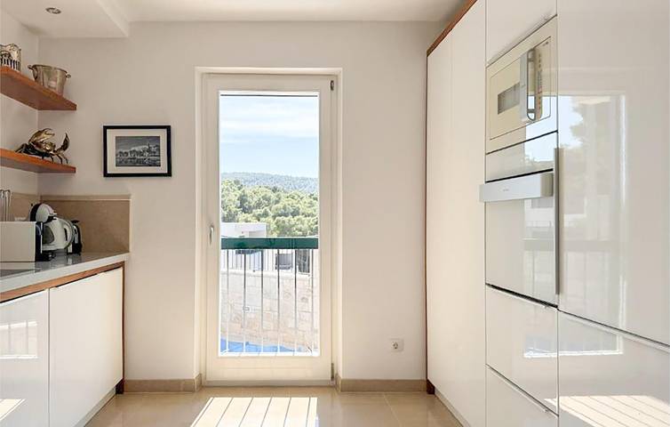 Amplio apartamento a 2 km de la playa: 1 dormitorio, con piscina, terraza y aparcamiento in Supetar, Brac