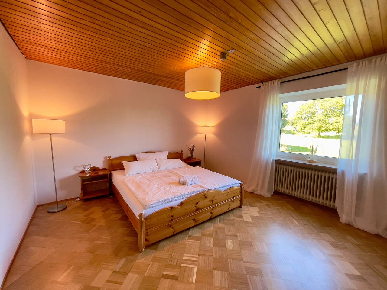 Ganze Wohnung, Ferienwohnung 'Hesselbergblick' mit Bergblick, privater Terrasse und Wlan in Romantische Straße