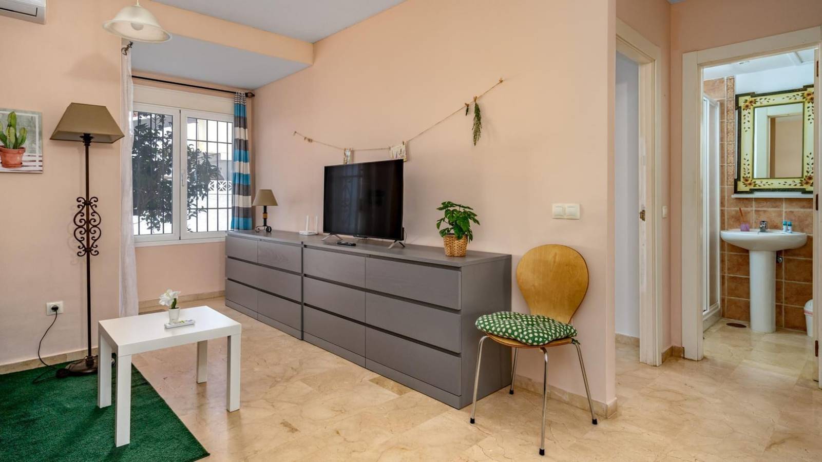 Apartamento entero, Apartamento de vacaciones para 3 personas con jardín in Fuengirola, Costa del Sol