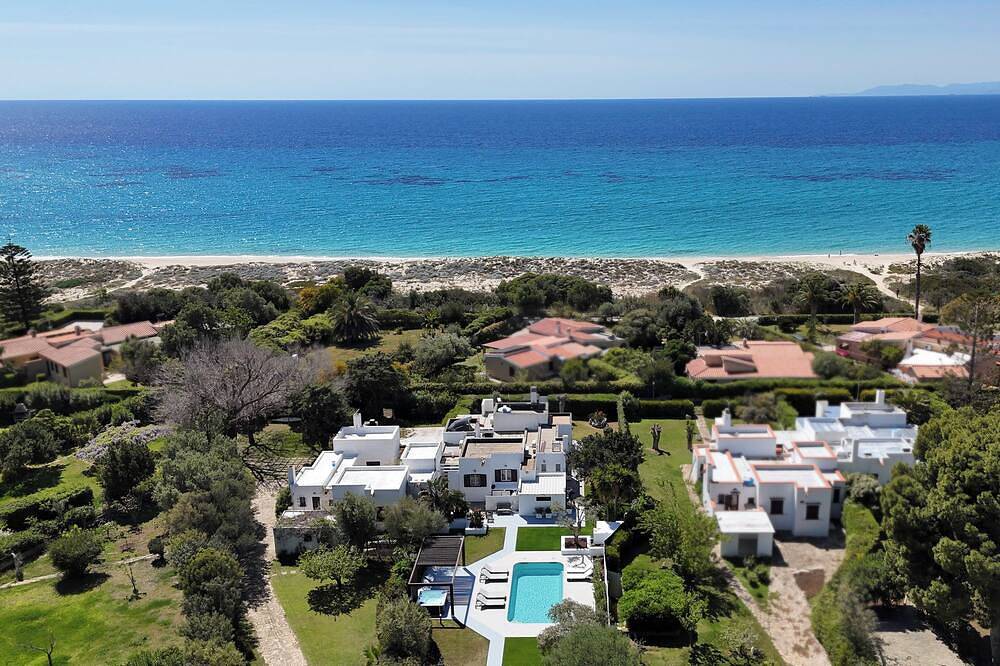 Luxury Villa with  Heated Swimming pool& Outdoor Jacuzzi -  50mt from the Beach in Geremeas, Cagliari e Dintorni