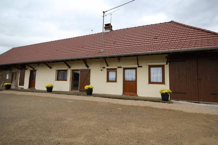 Gîte pour 10 personnes, avec jardin dans Juif