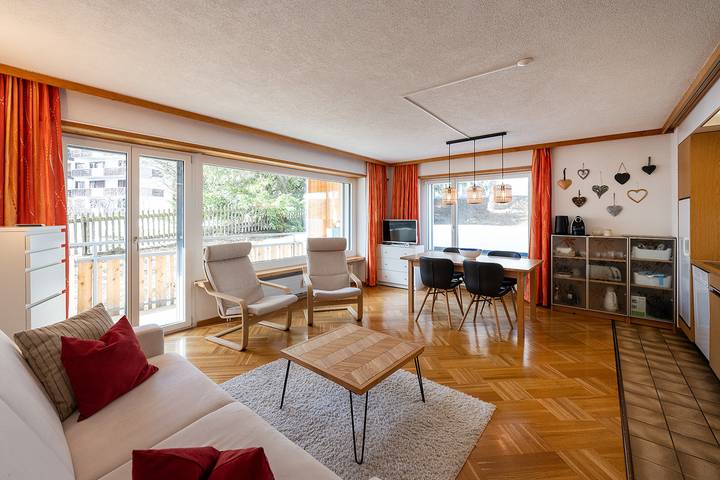Ferienwohnung für 4 Personen, mit Ausblick und Balkon sowie Garten in Davos