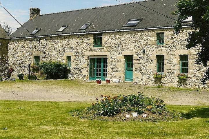 Gîte pour 6 personnes, avec terrasse ainsi que jacuzzi et jardin à Marzan